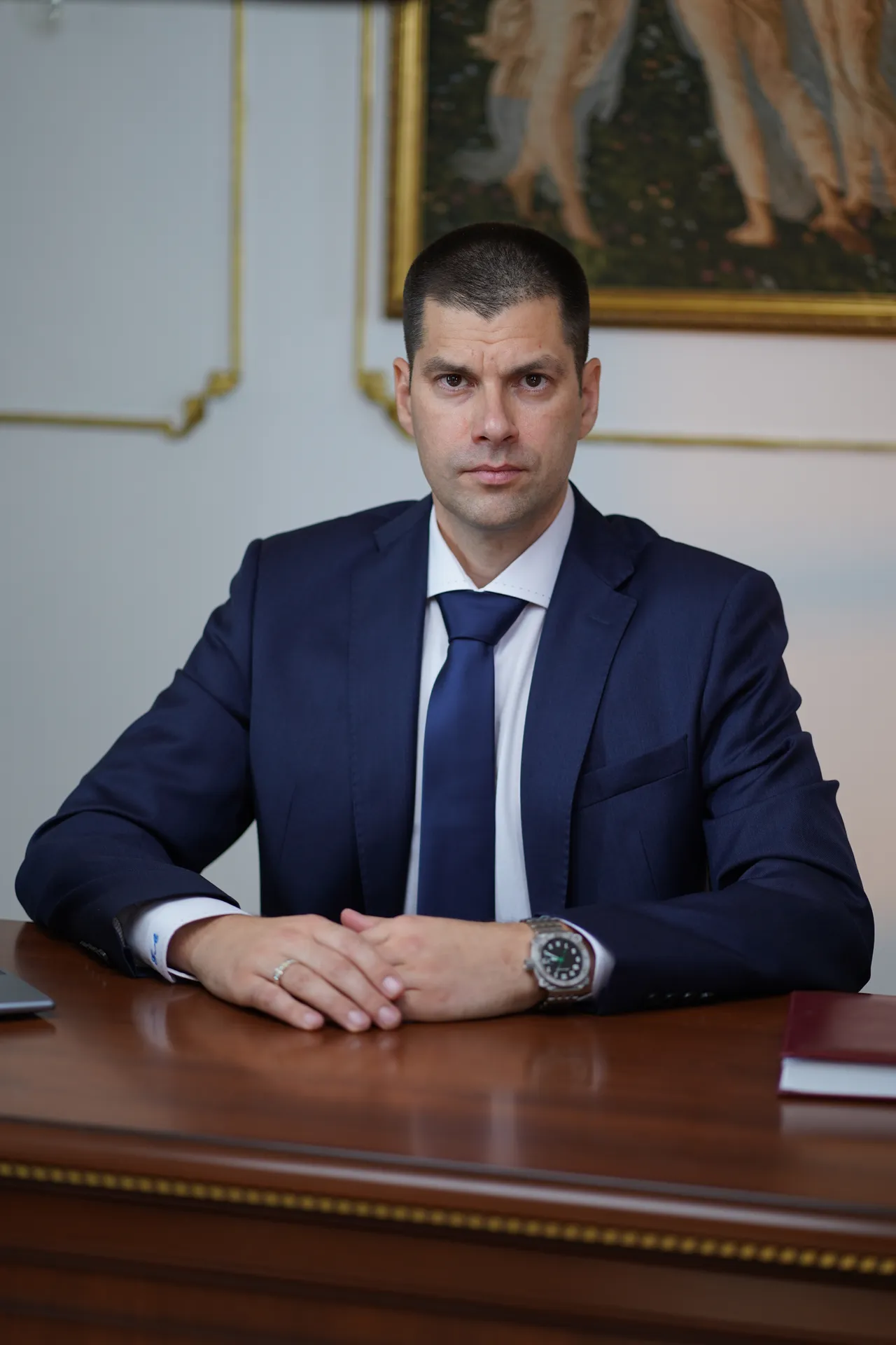 Егор Андреев, юрист по недвижимости, за рабочим столом
